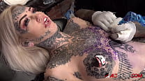 Саша играет с Эмбер Люк, пока ей делают татуировку