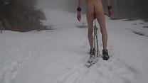 дрессировка собак на снегу, голый бондаж и игры в снежки