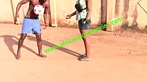 El futbolista camerunés que se folla públicamente a un espectador tras el partido de Can Total 2021 no tiene precedentes