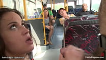 Geknebelte Brünette im öffentlichen Bus gefickt