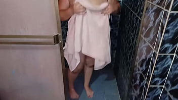 Spiando la mia matrigna mentre si fa la doccia quando entro, mi chiede di aiutarla ad asciugarsi e finisce per succhiarmi il CAZZO