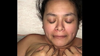 Schöne asiatische Ehefrau, die ihr hübsches Gesicht um Sperma bettelt