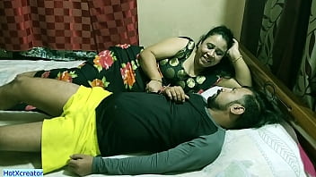 Eu gozo depois de entrar no meu pau dentro da buceta molhada sexy bhabhi! Ela estava jogando com áudio hindi claro