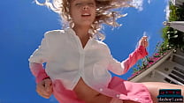 La blonde russe sexy Clarise se déshabille dans une piscine pour Playboy
