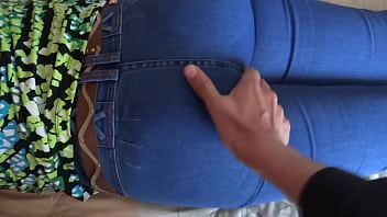 Mãe latina de 58 anos exibindo sua bunda grande de jeans e tanga para o enteado se masturbar