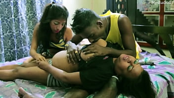 ¡Novio indio se folló a su novia frente a su cuñada! sexo trío caliente hindi!