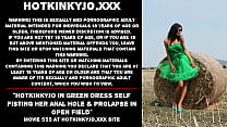 Hotkinkyjo en vestido verde auto fisting su agujero anal y prolapso en campo abierto