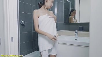 sa première grosse expérience de gode anal sous la douche
