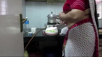La madre de la novia obligada a follar en la cocina de su casa XXX Aunty Sex