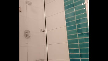 Vaibhav Brij Lal duchas en un baño en una habitación en Wyndham Resort & Spa situado en la isla de Denarau en Nadi, Fiji