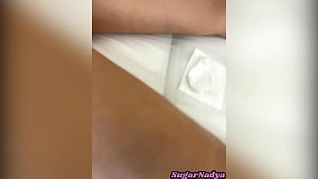 SugarNadya depila a buceta molhada de sua cliente sexy. Fechar-se