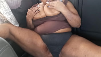 Abuelita poniéndose rara en el asiento trasero