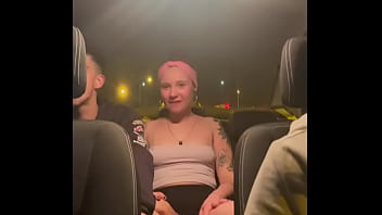 Freunde ficken in einem Taxi auf dem Rückweg von einer Amateur-Party mit versteckter Kamera