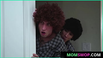 MomSwop.com ⏩ Les garçons échangent leurs belles-mères à minuit (Lexi Luna, Bella Rossi, Codey Carter, David Lee XXX)