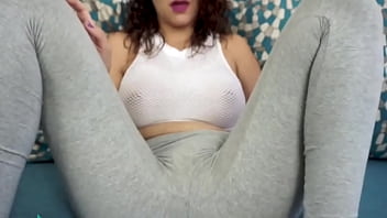 Une rousse aux gros seins se masturbe face à la caméra jusqu'à ce qu'elle ait un orgasme