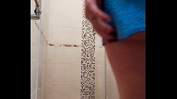 Saftige Rothaarige lutscht und masturbiert mit Dildo im Badezimmer bis zum verrückten Orgasmus
