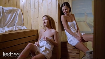 Le ragazze di Lesbea Pretty Euro Alexis Crystal e Cindy Shine si leccano la fica romantica all'orgasmo nella sauna pubblica