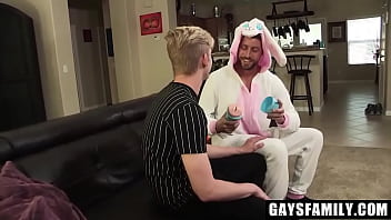 Il patrigno Johnny Ford in costume fa scivolare il suo grosso cazzo dentro il culo di Raw - GaysFamily