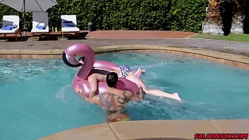 Falconsex.com-Michael Bostonは、VincentO'Reillyのホットコックを取るためにかがみます。ヴィンセントオライリーが水泳中に遊びたい唯一のプールおもちゃは、マイケルボストンの魅力的な泡のお尻です。