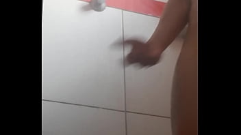 Горячий молодой паренек мастурбирует в ванной
