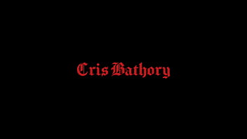 Cris Bathory fa incazzare su richiesta dei fan con le mestruazioni con cotone nella figa