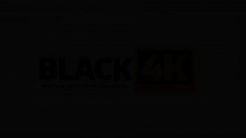 BLACK4K。トレーニングの後、黒人の男はジムの労働者であるギャルを分析します
