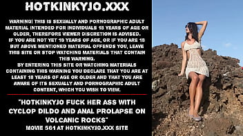 Hotkinkyjo fickt ihren Arsch mit Cyclop-Dildo und Analprolaps auf Vulkangestein