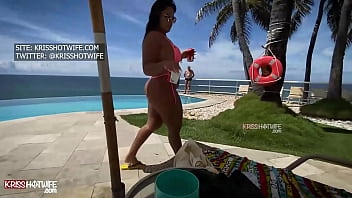 Kriss Hotwife s'exhibe à la piscine de l'hôtel avec son string en bikini