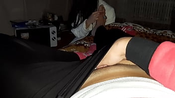 Пока моя девушка смотрит фильм и массирует мне ноги, я мастурбирую - Fly girls orgasm