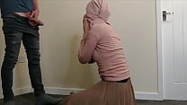 Красивая арабская мусульманка в хиджабе трахнута лучшим другом своего мужа во время молитвы