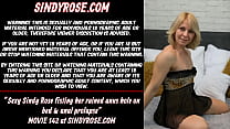 La sexy Sindy Rose si fa fisting nella figa rovinata e nel buco dell'ano sul letto e prolasso anale
