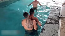 Erick Diaz y Bruno Hot conocieron a su vecino en la piscina y terminaron haciendo un PD