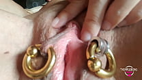 nippleringlover milf arrapata che gioca con la figa trafitta strofinando il clitoride con i capezzoli trafitti estremi da vicino