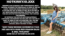 Trabajadora agrícola sexy Hotkinkyjo se folla el culo con un enorme consolador dragón rojo y prolapso anal