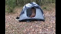 Petite brune Sasha chevauche une bite bien raide dans une tente