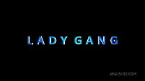 (Version sans pisse) Lady Gang "serveuse excitée" vs 3 grosses bites 0% chatte, DAP, bbc interracial, couilles anales profondes, crachat, avale PAF022