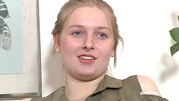 Rubia alemana de 19 años se masturba con un consolador grueso