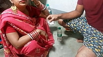 Schmerzhafter Choda, indem er Roshni Bhabhi in der Küche zuschlägt! Porno auf Hindi