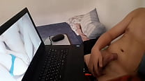 Masturbieren beim Ansehen eines heißen Pornovideos
