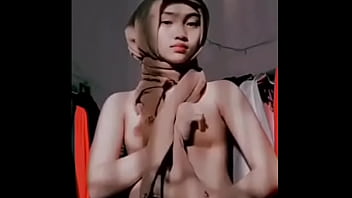 Rockystyle12 - Uhkti Hijab zeigt sexy Körper Vollständiges Video: https://vidoza.net/chvu81620sf3.html