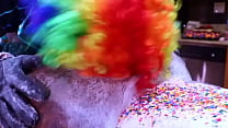 Victoria Cakes lässt ihren fetten Arsch von Gibby dem Clown zu einem Kuchen verarbeiten