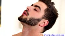 Gay peludo guapo disfruta de una sesión oral
