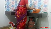 Desi Bengali desi Village Indian Bhabi Kitchen Sex In Red Saree (Vídeo Oficial de Localsex31)