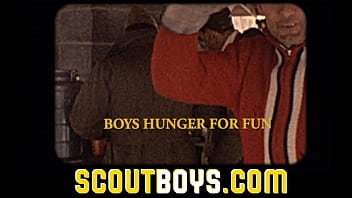 ScoutBoys - Des scouts sexy et lisses se battent puis baisent à cru dans une tente