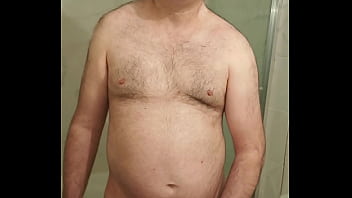 Der nackte Martin Lavallée masturbiert, ejakuliert und isst sein Sperma mit seinem 10-Zoll-Dildo