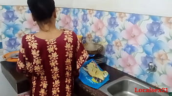 Desi Village Bhabi Sex in der Küche mit Ehemann (Offizielles Video von Localsex31)