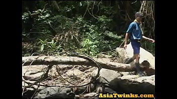 Scout asiatique cerclée et aspirée par un minet avant l'anal