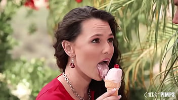 Liz Jordan gocciola gelato sulle sue vivaci tette naturali e viene bordata e pestata a pecorina da Codey Steele Outdoors