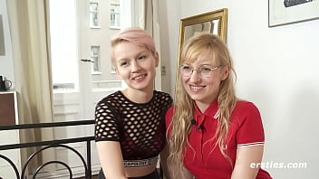 Блондинка-крошка Vicky дает Наталье свой первый опыт лесбийского бондажа