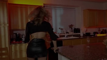 (Emma Rose) ve a (Roman Todd) en una fiesta actúa sobre sus impulsos lujuriosos mientras es observada - Trans Angels